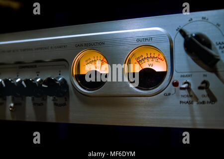 Sound Mixer Equalizer mit vielen Tasten und VU-Meter im Aufnahmestudio. Stockfoto