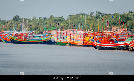Sunderbans, West Bengal, Indien - Juni 5, 2017: Boote aus Holz mit verschiedenen Farben bemalt säumen die Ufer des Flusses Ganges für Touristen zu mieten. Die Stockfoto
