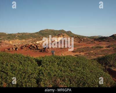 Cami de Cavalls,Menorca, Binimel la Cala Pragonda, rote Erde, Ländliche an der Küste zu Fuß Stockfoto