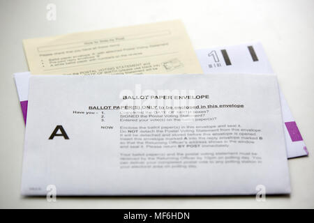 London Borough von Haringey Stimmzettel Briefumschlag für die Briefwahl registrierten Wähler. Stockfoto