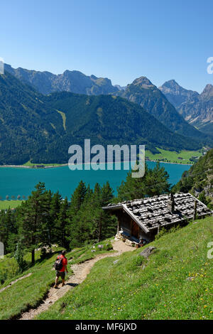 Wanderer bei Teisslalm, Achensee Rofangebirge, Tirol, Österreich Stockfoto