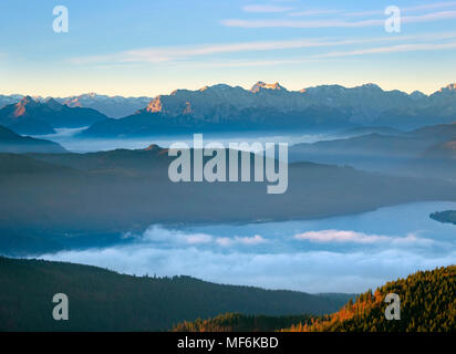 Walchensee und Wettersteingebirge, Blick vom Hirschhörnlkopf über Cloud Cover, Jachenau, Isarwinkel, Oberbayern, Bayern Stockfoto