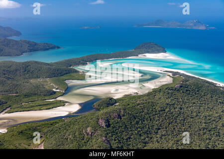 Blick auf Hügel- und Whitehaven Beach, Fluss schlängelt, hinter der Grenze Island, Whitsunday Islands, Queensland, Australien Stockfoto