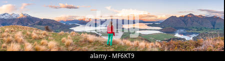 Wanderer mit Blick auf den Lake Wanaka und Berge, felsigen Gipfel, Glendhu Bay, Otago, Southland, Neuseeland Stockfoto