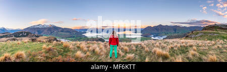 Wanderer mit Blick auf den Lake Wanaka und Berge, felsigen Gipfel, Glendhu Bay, Otago, Southland, Neuseeland Stockfoto