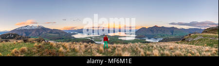 Wanderer mit Blick auf den Lake Wanaka und Berge, felsigen Gipfel, Glendhu Bay, Otago, Southland, Neuseeland Stockfoto