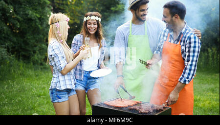 Glückliche Menschen in Zelten und in Grill Party Stockfoto