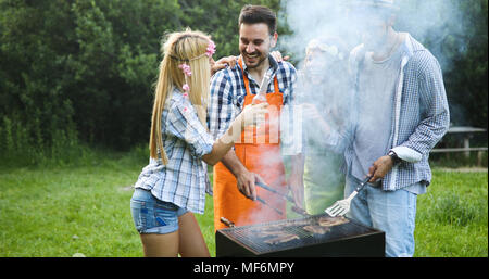 Glückliche Menschen in Zelten und in Grill Party Stockfoto