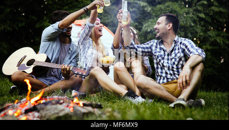 Gruppe von Freunden camping und Lagerfeuer sitzen Stockfoto