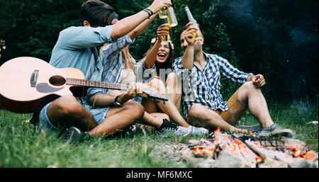 Gruppe von Freunden camping und Lagerfeuer sitzen Stockfoto