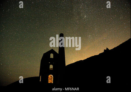 Abgebrochene Cornish Zinnmine unter Sternenhimmel, August Stockfoto