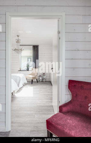 Weiß Schlafzimmer im Landhausstil mit Kronleuchter Stockfoto