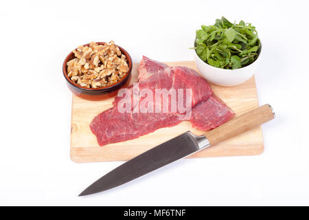 Ein bavette oder Flanke, Beefsteak aus einem Supermarkt in England UK gekauft. Es wird serviert mit ein gemischtes Obst und die Rakete und Walnüsse angezeigt werden. Stockfoto