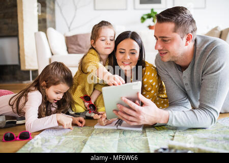 Junge Familie mit zwei Kindern die Vorbereitung für den Urlaub. Stockfoto