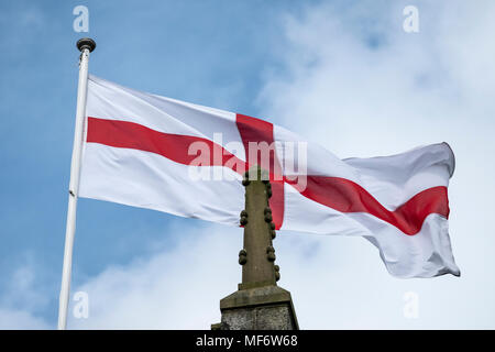 England, Yorkshire, Haworth, Pfarrkirche, Clock Tower mit St George's Flagge. Stockfoto