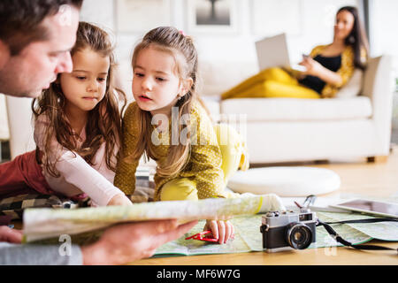 Junge Familie mit zwei Kindern die Vorbereitung für den Urlaub. Stockfoto