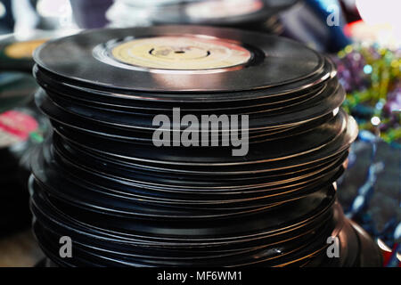 Ein Bündel von Schallplatten in einem Flohmarkt gestapelt Stockfoto