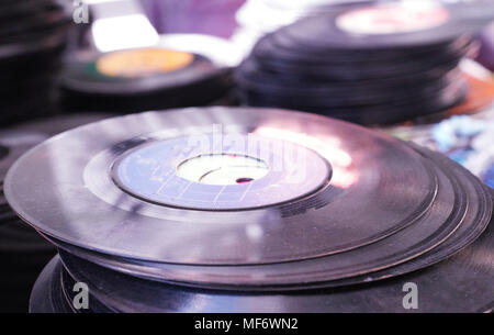 Ein Bündel von Schallplatten in einem Flohmarkt gestapelt Stockfoto