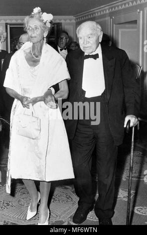 Zeitung Inhaber Lord Beaverbrook und Lady Beaverbrook im Dorchester Hotel, London. Herr Thomson hat ein Abendessen 85. Lord Beaverbrook Geburtstag zu markieren organisiert. Stockfoto