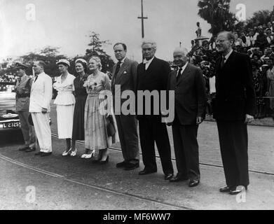 Lord Beaverbrook (2. von rechts) und in einer Linie mit Lady Churchill in Jamaika. Stockfoto