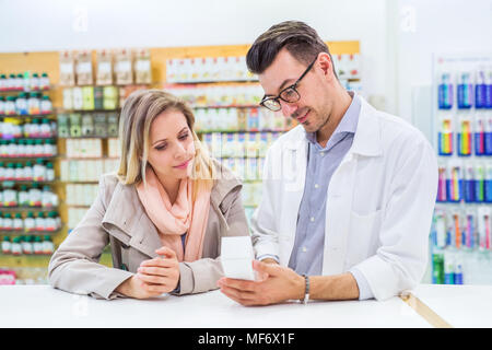 Männliche Apotheker mit einer weiblichen Kunden. Stockfoto