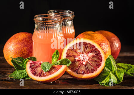 Gläser mit frischem Blut Orangensaft, selektiven Fokus Stockfoto