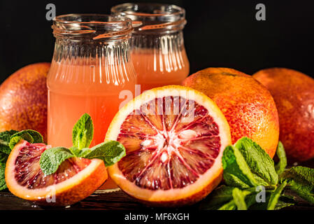 Gläser mit frischem Blut Orangensaft, selektiven Fokus Stockfoto