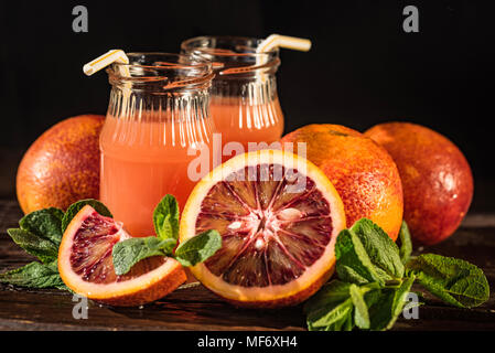 Gläser mit frischem Blut Orangensaft, selektiven Fokus Stockfoto