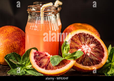 Gläser mit frischem Blut Orangensaft, selektiven Fokus Stockfoto