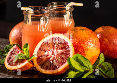 Gläser mit frischem Blut Orangensaft, selektiven Fokus Stockfoto