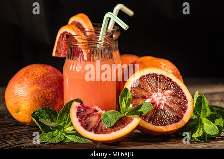 Gläser mit frischem Blut Orangensaft, selektiven Fokus Stockfoto