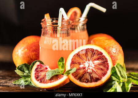 Gläser mit frischem Blut Orangensaft, selektiven Fokus Stockfoto