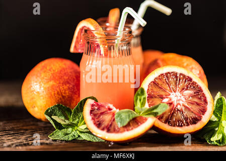 Gläser mit frischem Blut Orangensaft, selektiven Fokus Stockfoto