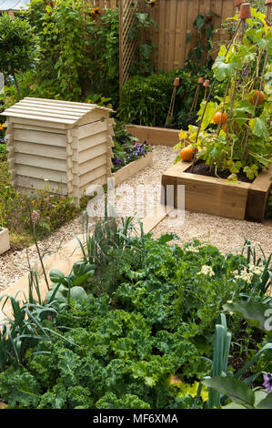 Beehive & angehoben Holz Betten mit gemischten Gemüse (begleitererrichten) in Küche Garten wächst - RHS Flower Show, Tatton Park, England, UK. Stockfoto