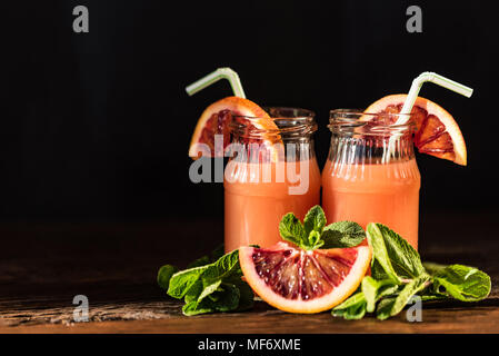 Gläser mit frischem Blut Orangensaft, selektiven Fokus Stockfoto