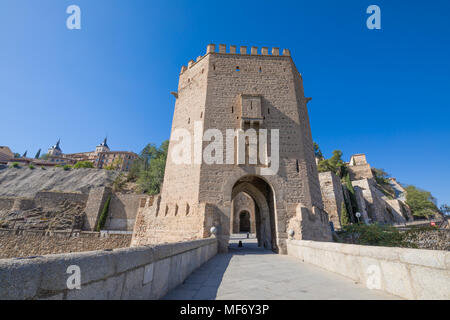 Turm mit Tür von Alcantara Bridge, Wahrzeichen und Denkmal von den alten römischen und arabischen Alter, mit Alcazar und Toledo Stadt im Hintergrund, Spanien, Europa Stockfoto