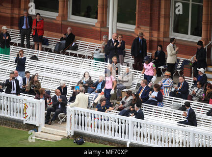 Middlesex Frauen Natasha Meilen (links) und Naomi Dattani (rechts) gehen Sie durch die Mitglieder stehen während der Tag Match des MCC-Frauen auf dem Lord's Cricket Ground, London. PRESS ASSOCIATION Foto. Bild Datum: Dienstag, 24. April 2018. Photo Credit: Adam Davy/PA-Kabel. Einschränkungen: Nur für den redaktionellen Gebrauch bestimmt. Keine kommerzielle Nutzung ohne vorherige schriftliche Zustimmung der EZB. Standbild nur verwenden. Keine bewegten Bilder zu senden emulieren. Nicht entfernen oder verdecken von Sponsor Logos. Stockfoto