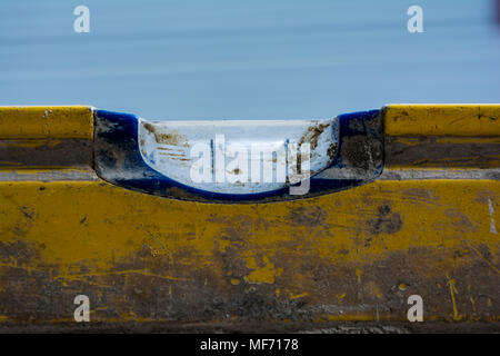 Makro Bild eines verwendet und schmutzig Wasserwaage auf ein konkretes Wal Stockfoto