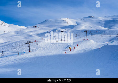 Leere Pisten des französischen Skigebiet in den Pyrenäen Stockfoto