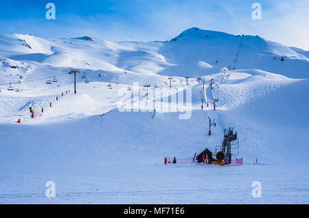 Still und leer Pisten des Skigebiets von Villers-le-Lac, Pyrenäen, Frankreich Stockfoto