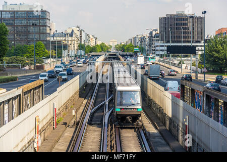 Fahrerlose Zug auf Luftreifen in Paris Metro Stockfoto
