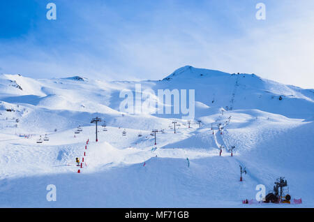 Leere Skigebiet von Villers-le-Lac, Pyrenäen, Frankreich Stockfoto