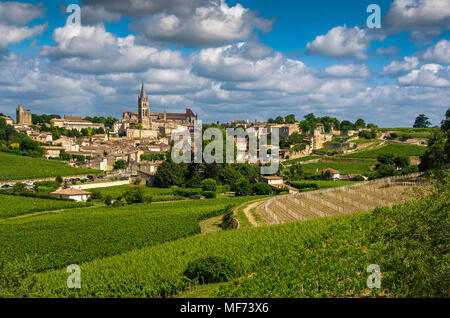 Das Dorf Saint-Emilion mit der Aufschrift Les Plus Beaux Villages de France, UNESCO-Weltkulturerbe, Gironde, Nouvelle Aquitaine, Frankreich, Europa Stockfoto