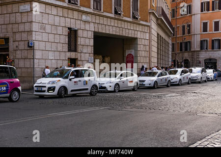 Rom, Italien, 16. September 2017: Taxistand. Weißen Taxis in den Straßen der italienischen Hauptstadt geparkt am Piazza di Tor Sanguigna. Stockfoto