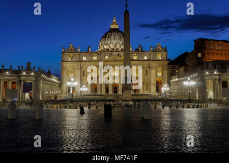 Vatikan, Rom, Italien Piazza San Pietro Nacht ansehen. St. Peter's Square mit beleuchteten Fassade Blick auf die Basilika und den Apostolischen Palast - Palazzo Apos Stockfoto