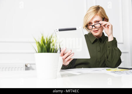 Geschäftsfrau mit Tablet-PC Stockfoto