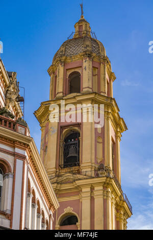 Glockenturm und Kuppel der Basilika von San Gervasio e Protasio in Rapallo, Italien Stockfoto