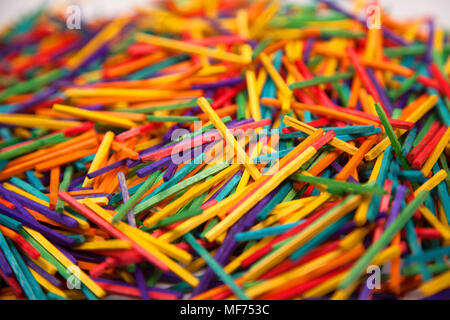 Farbige Holzstäbchen Stockfoto