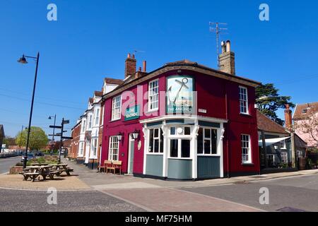 Woodbridge, Großbritannien. April 2018. Der Anker Public House mit einem frischen Anstrich hell lila/rosa Farbe. Strahlend blauen Himmel an einem heißen sonnigen Tag. Stockfoto