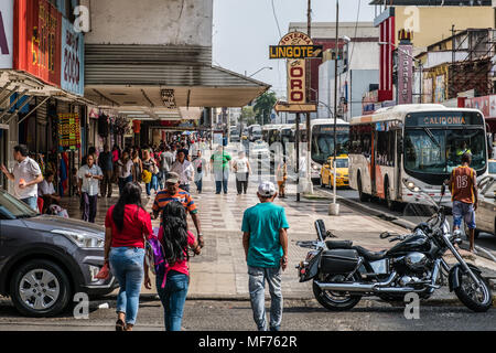 Panama City, Panama - März 2018: Menschen auf der belebten Einkaufsstraße in Panama City, Avenida Central Stockfoto